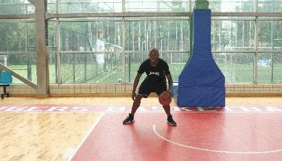 打篮球特别久还是很菜怎么办,打篮球怎么做到正确运球