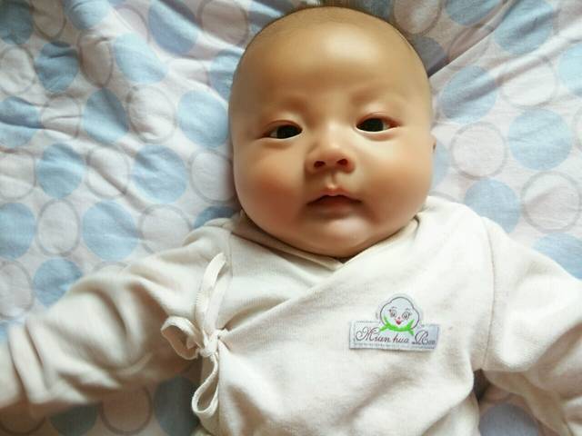 宝宝六个月还不会翻身怎么办,6个月宝宝一趴就哭怎么回事