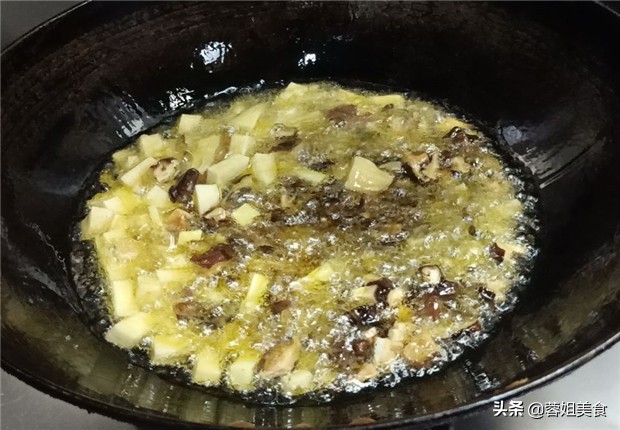 香辣香菇酱纯手工熬制,香菇酱的制作方法厨师秀