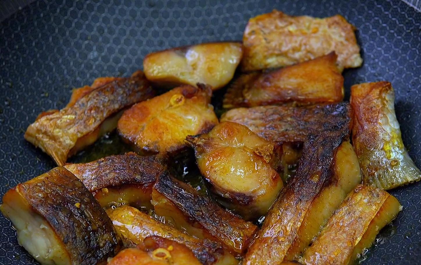 湖北名菜干煸糍粑鱼香香酥爽口,干煸糍粑鱼的正宗做法