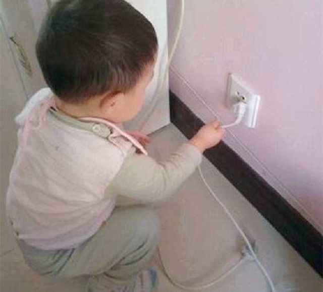 妈妈上厕所孩子吃东西,妈妈上厕所宝宝吃东西