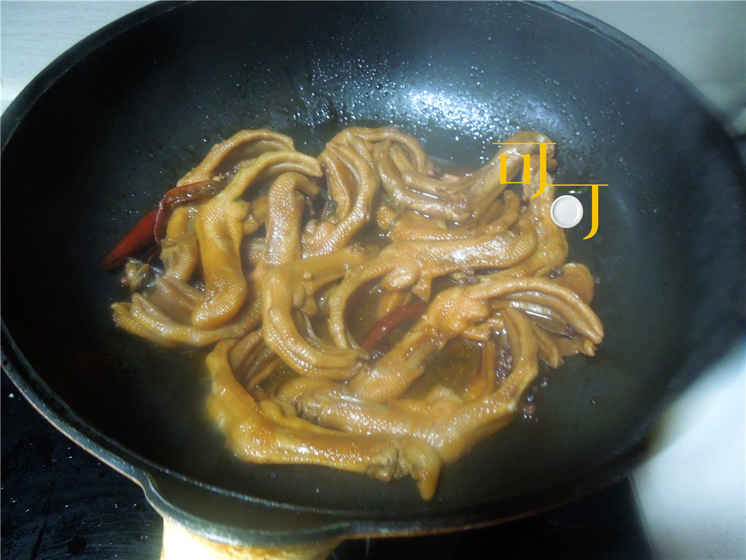 卤鸭掌当下酒菜很下饭,香辣无骨鸭掌一串