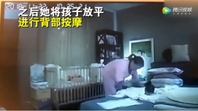 宝宝被育儿嫂倒立甩,妈妈监控看到宝宝翻身差点窒息