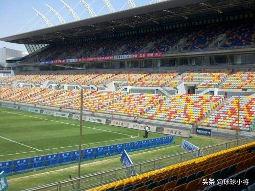 中国被荒废的足球场,荒废了几年的足球场