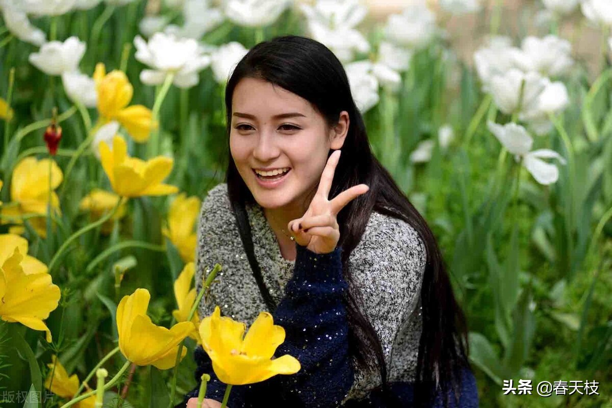 美女艳丽吸睛，帅哥爱慕生情，鼓起勇气撩“拐”，欲试一回桃花运