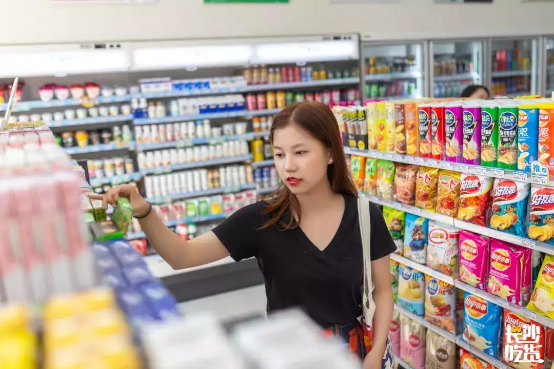 OMG！新佳宜便利店12周年庆全场第二件半价，场面即将失控