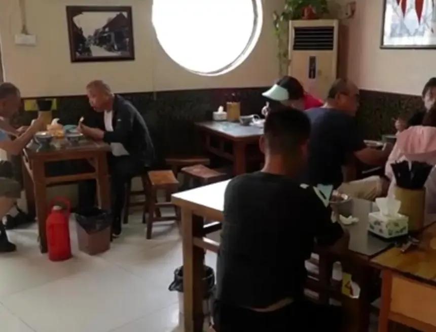 山东百年炖鱼店，鱼鳞鱼刺一起吃，一年用坏500个勺全市无人不晓