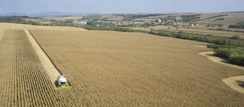 开玉米收割机第一刀拐弯技巧视频,久保田玉米收割机保养教程视频