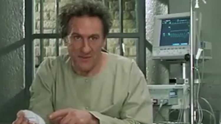 男子脚上长小疙瘩疼痛难忍,男子脚上长硬块