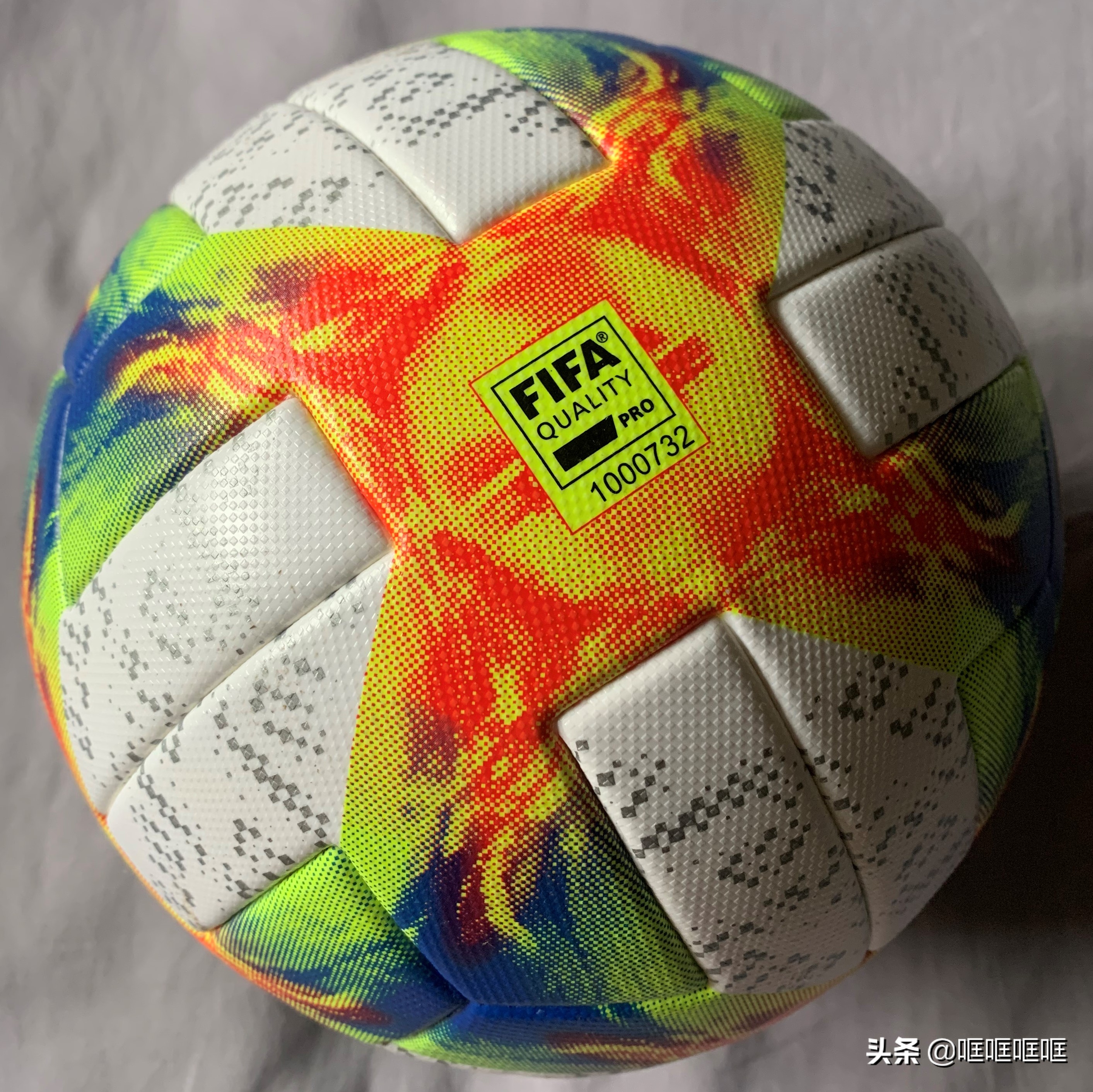 阿迪达斯足球淘汰赛专用高端版,阿迪达斯2020欧洲杯用球黑色款