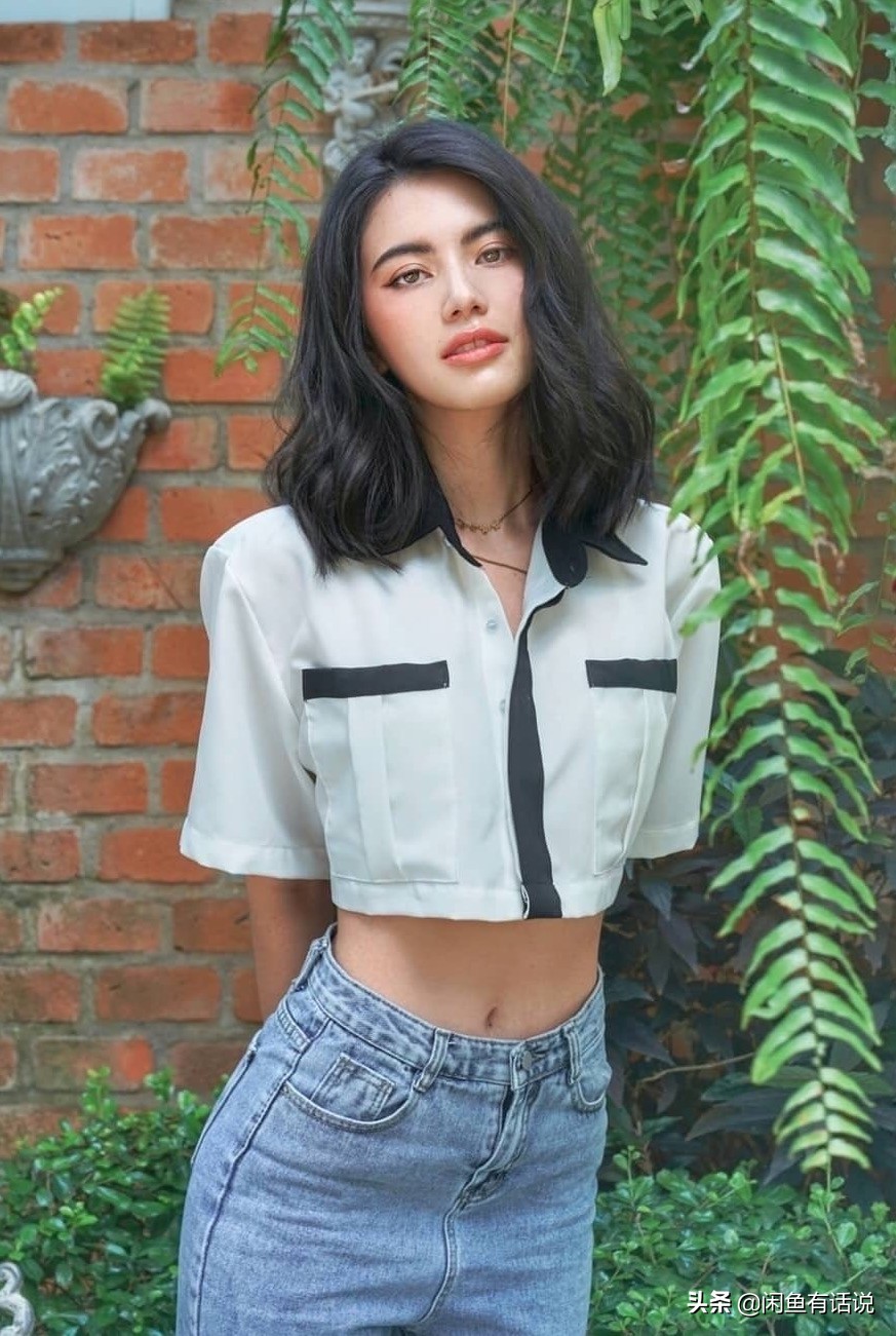 她不愧是泰国最美“芭比”，肚兜裙配网袜秀身材，展现绝佳臀腰比