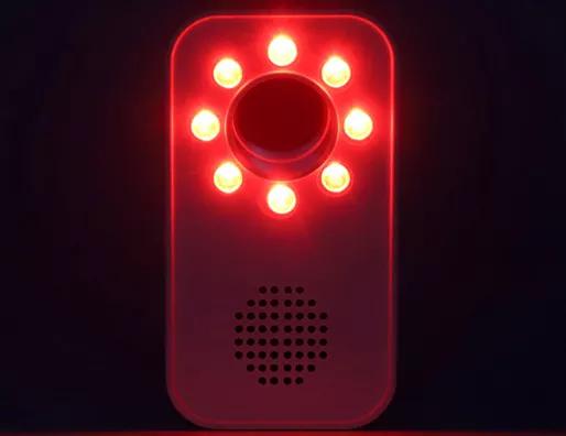 使用手机检测房间内针孔摄像头,男子住房发现针孔摄像头