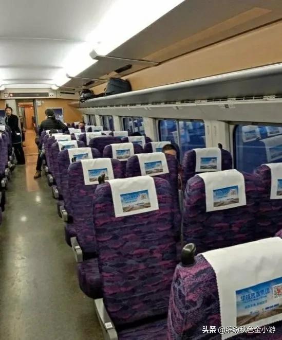 高铁是d靠窗还是f靠窗,高铁c座和d座挨着吗