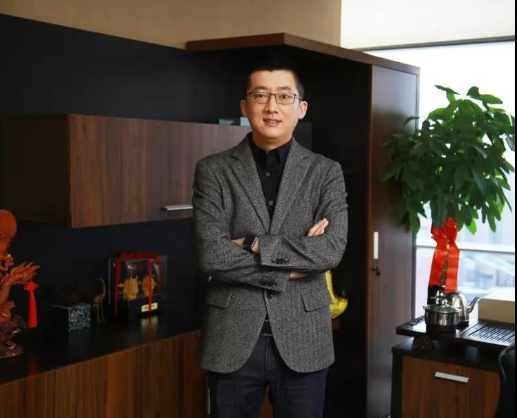 上大学已月入过万,他从UC高管之位出走,创业做游戏成CEO