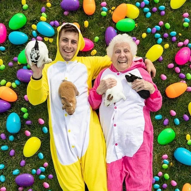 93岁奶奶恶搞27岁孙子,一夜爆红!1300万网友围观:奶奶太坑了