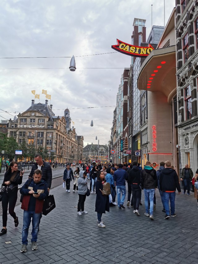 *麻大**味浓的街道，蜂拥的游客—欧洲之旅（五）