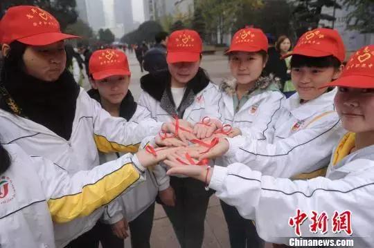 全国85万人报告感染艾滋病，这个因素是主要传播途径……