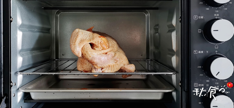 新鲜出炉的烤鸡香喷喷口水直流,家庭版秘制烤鸡外表焦黄内里香嫩