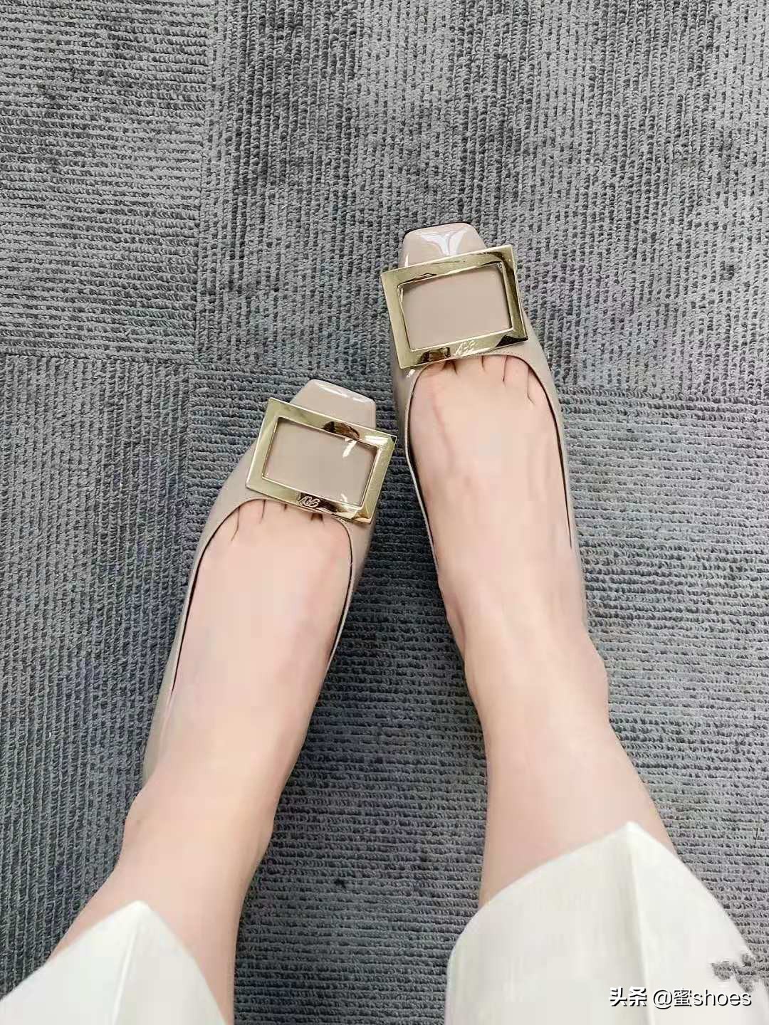 唐嫣衣着宽松引争议,唐嫣的私服穿搭真的知性又温柔