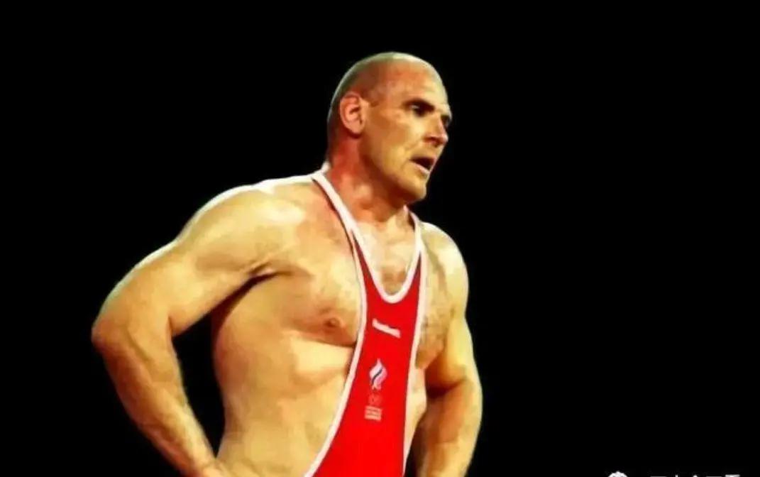 小鹰抱摔连胜28场创UFC历史,然而还有一尊跤神,连胜竟高达887场