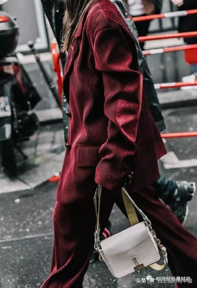 男灯芯绒裤子的搭法,灯芯绒中款穿搭