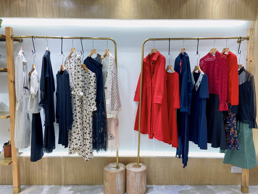 3colour三彩2021年冬款羽绒服,3colour三彩女装专卖店