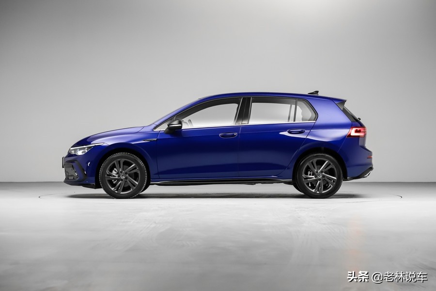 内饰沿袭老款车型设计,内饰变化