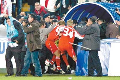 足坛十大恶意报复名场面,足坛10大惨案