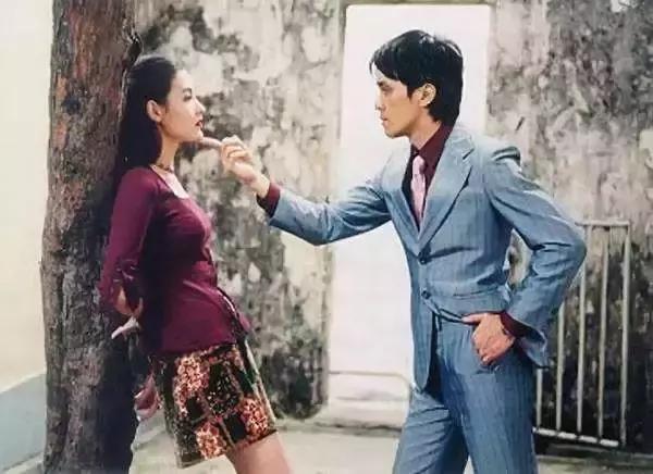 一首《十七岁》之于香港娱乐圈，就是半部《春秋》