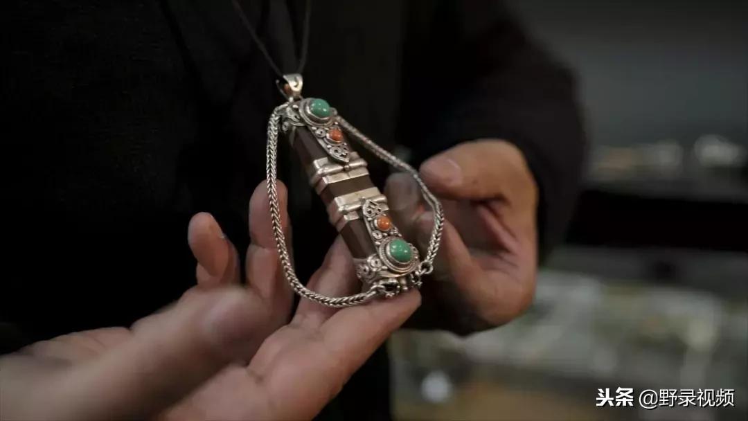 敖鲁古雅原始部落驯鹿喂草,敖鲁古雅驯鹿旅行