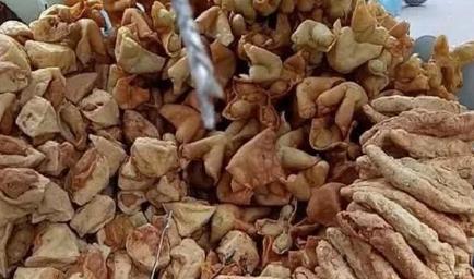 大妈卖暴利小吃2元成本卖20元,6旬大妈摆摊卖小吃一天卖300份