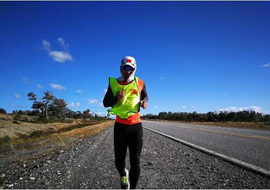 地球从南极到北极环绕一圈,地球跑一圈