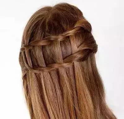 穿裙子就扎这三种发型,穿裙子头发就这样盘气质高级