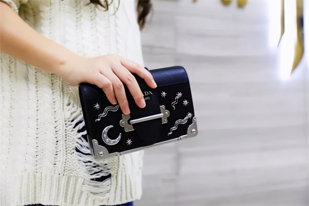 真假prada三角包,扒一扒高颜值的包包