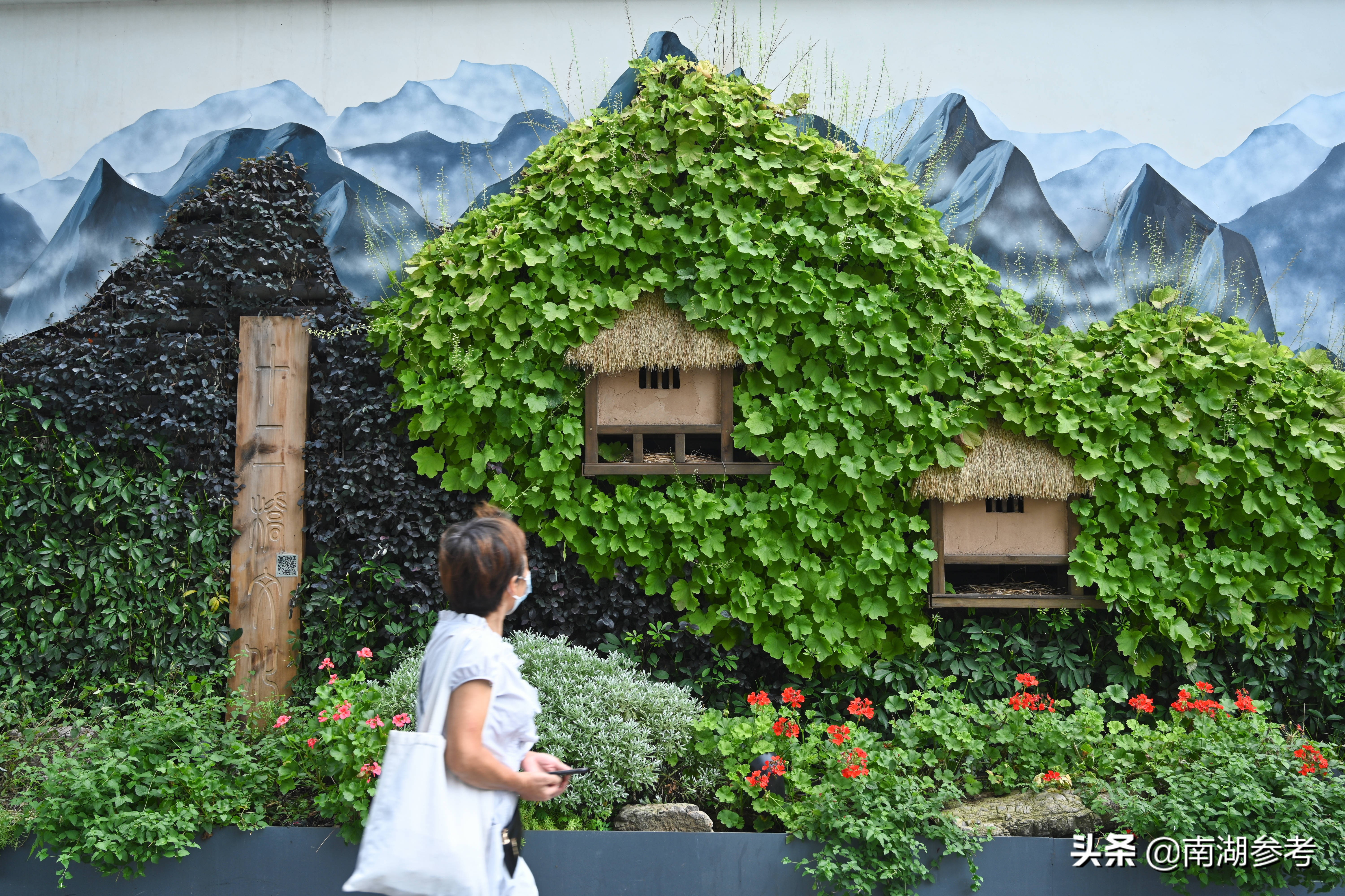 成都街头现3D木屋陶器玉璧墙绘风景“破”墙而出如画卷