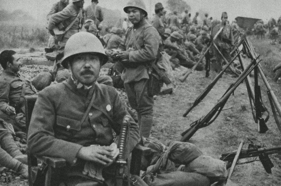 二战期间日军为什么不装备冲锋枪,二战时日军步枪上挂旗是什么