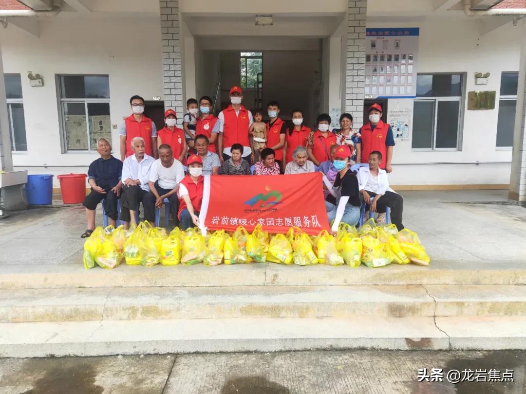 志愿者红马甲走进老人院,红马甲志愿者走访孤寡老人