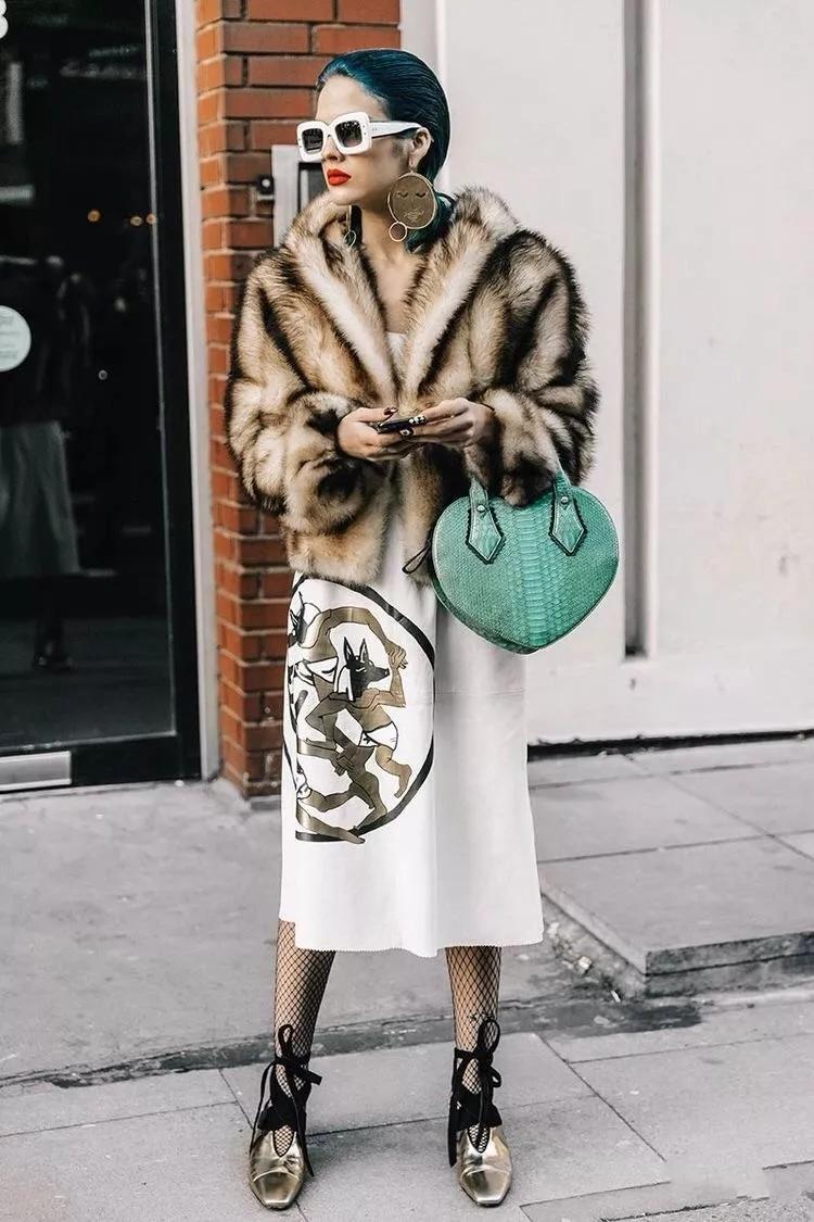 同事穿了一件新的大衣,皮草怎么穿不胖中长款