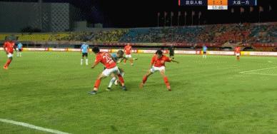 鍝堝瑗垮厠涓秴鐞冨憳,瓒崇悆浜虹墿涓秴