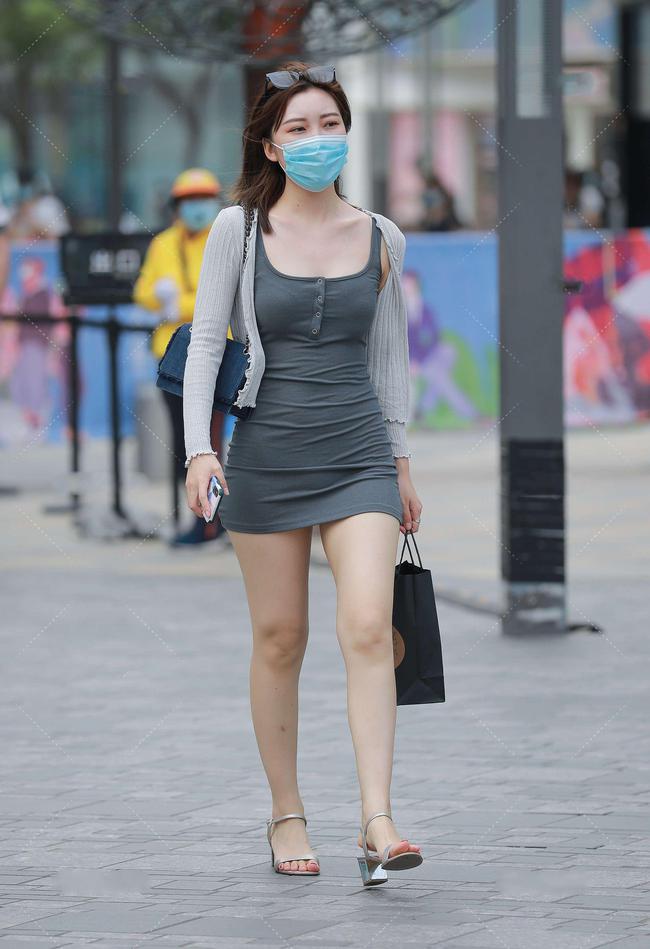 灰色格纹连衣裙搭配外套,深咖色连衣裙最佳搭配外套