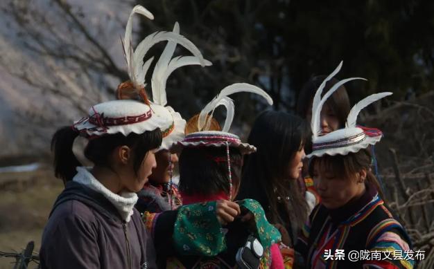 白马民族服装,白衣人服饰