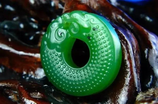 俄罗斯碧玉菠菜绿为何越戴越浅,俄罗斯碧玉什么绿最好