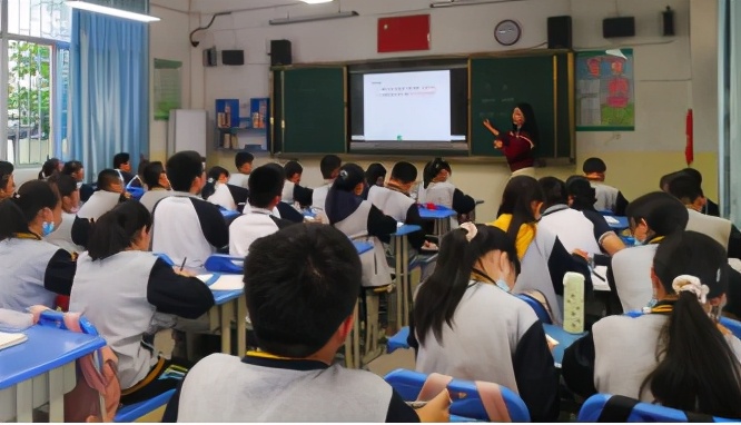 立足校情深入课堂教学视导助力发展——县教师进修校到侨中开展教学视导