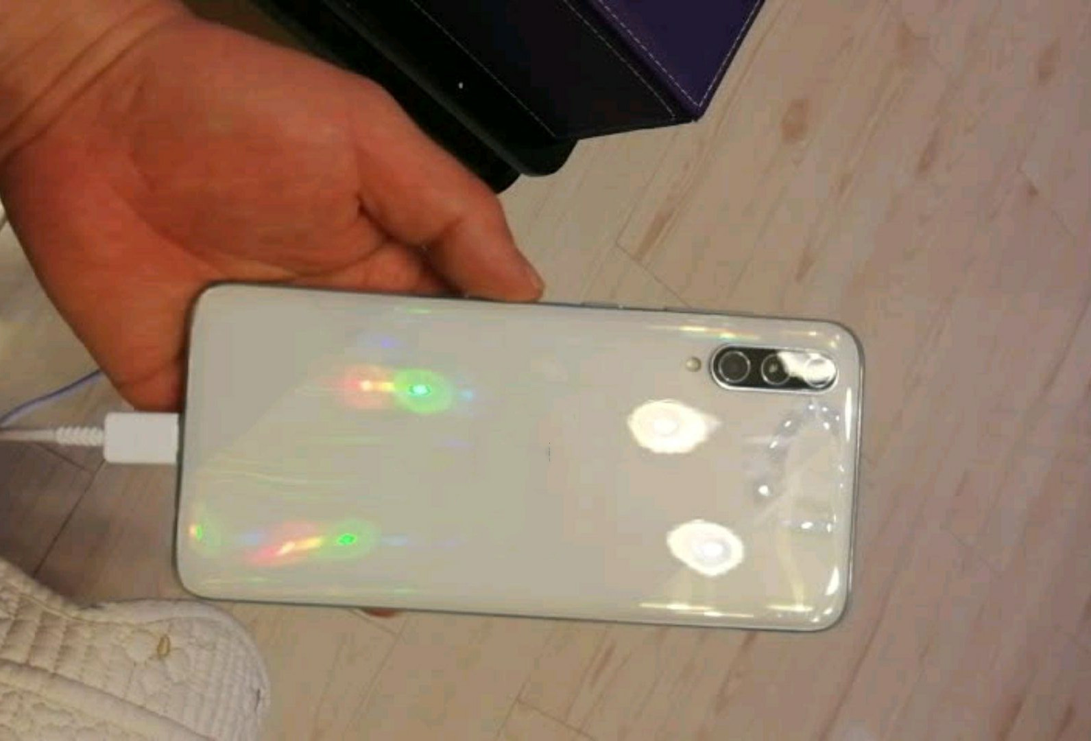 从2699跌至1799，SuperAMOLED屏+4500毫安电池，三星妥协了