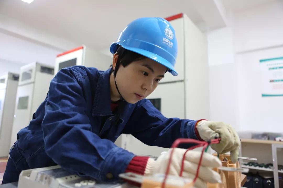 不爱红装爱武装的女子工作表现,不爱红装爱工装