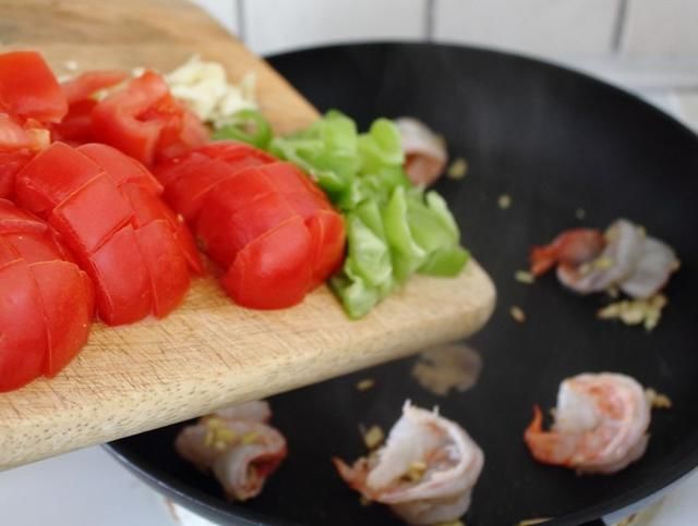 后厨小沈阳西红柿炒虾仁教学,西红柿蘑菇炒虾仁家常做法