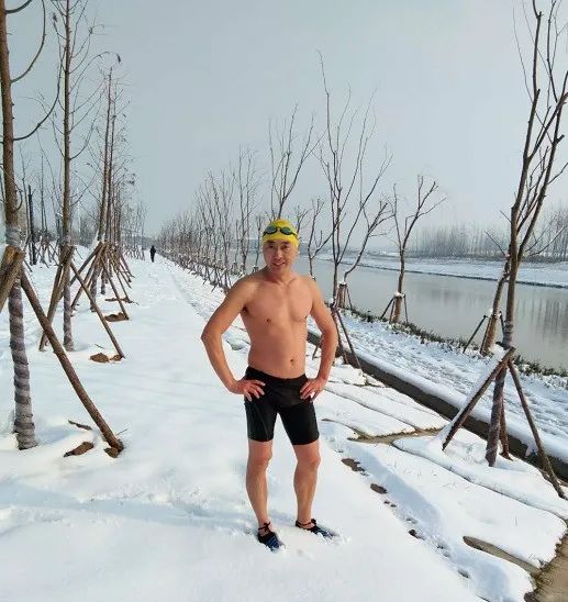 他们用横渡古淮河的方式庆祝国庆