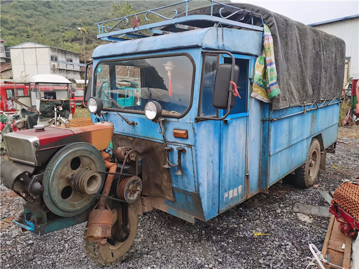 男子送儿子上学回来被车撞死,男子被学生撞倒后续