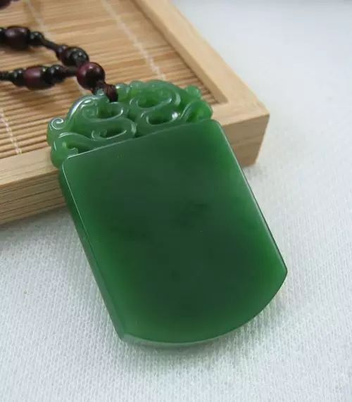 刘晓庆戴翡翠平安扣,刘晓庆帝王绿无事牌