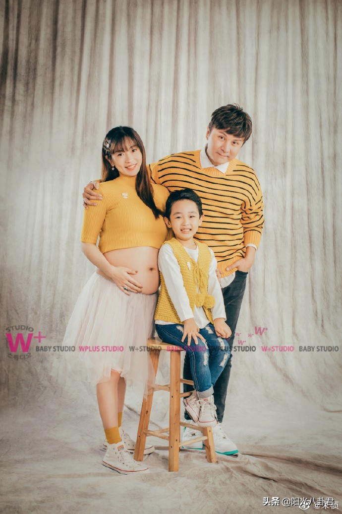 王阳夫妇合体照片,王阳晒抱娃照片